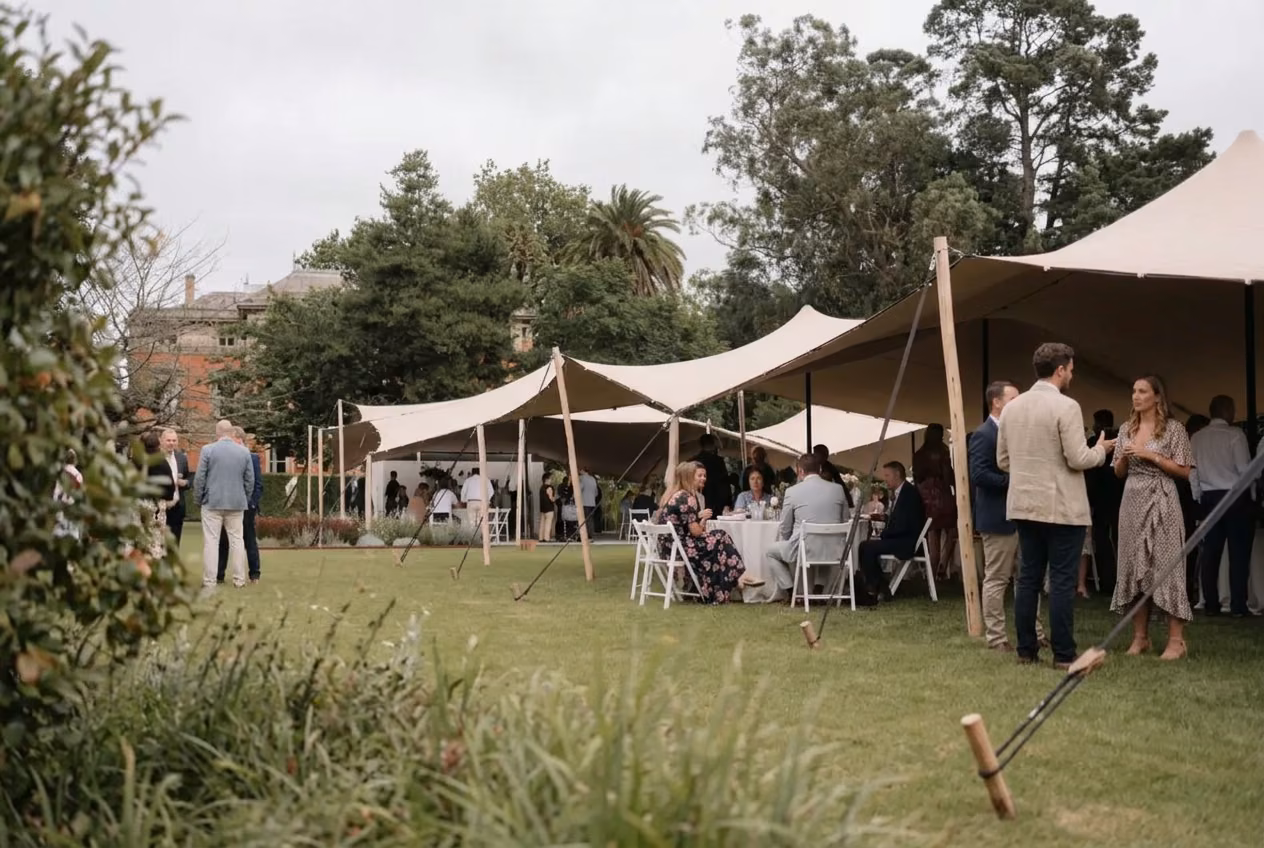 Jardín de la Finca Villa María con carpas y invitados