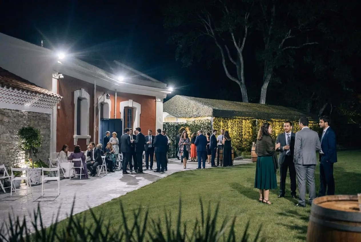 Casa de la Finca Villa María de noche con invitados en el jardín